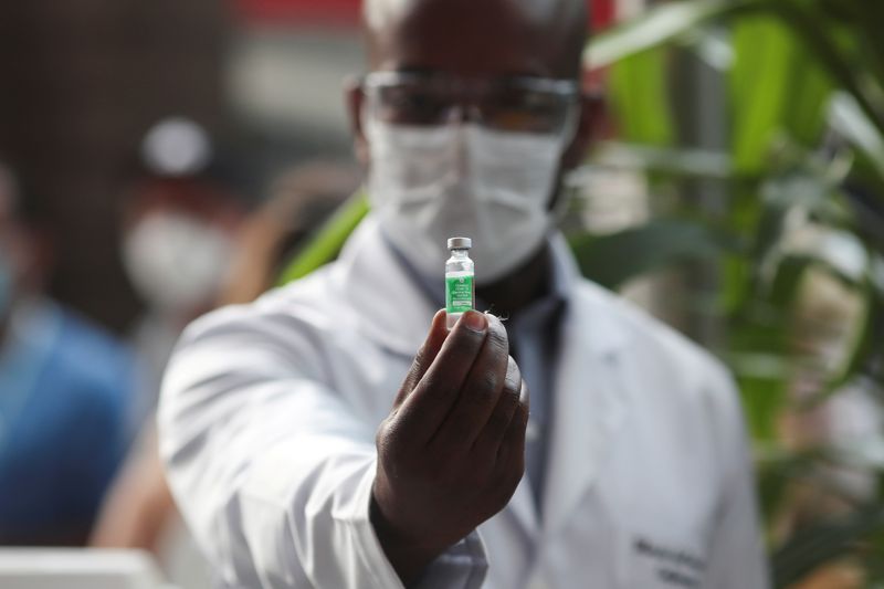 &copy; Reuters. Profissional de saúde mostra frasco de vacina da AstraZeneca contra Covid-19 no Rio de Janeiro
23/01/2021 REUTERS/Ricardo Moraes