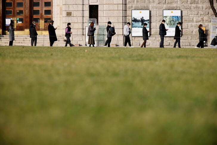 &copy; Reuters. １２月８日、韓国の聯合ニュースは、同国で報告された新型コロナウイルスの新規感染者が初めて７０００人を超えたと伝えた。金富謙（キム・ブギョム）首相の発言として報じた。写真は