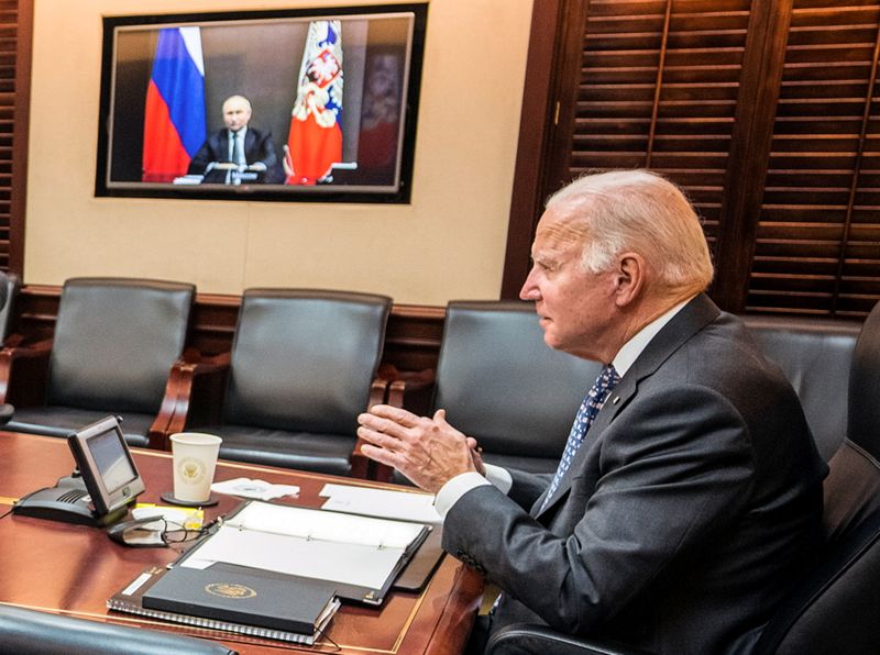 © Reuters. الرئيس الأمريكي جو بايدن خلال اجتماع افتراضي مع نظيره الروسي فلاديمير بوتين في البيت الأبيض بواشنطن يوم الثلاثاء. صورة لرويترز من البيت الأبيض.