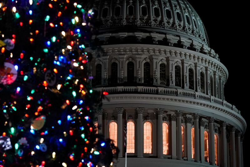 © Reuters. مبنى الكونجرس يظهر خلف شجرة عيد الميلاد في واشنطن في أول ديسمبر كانون الأول 2021. تصوير:رويترز.