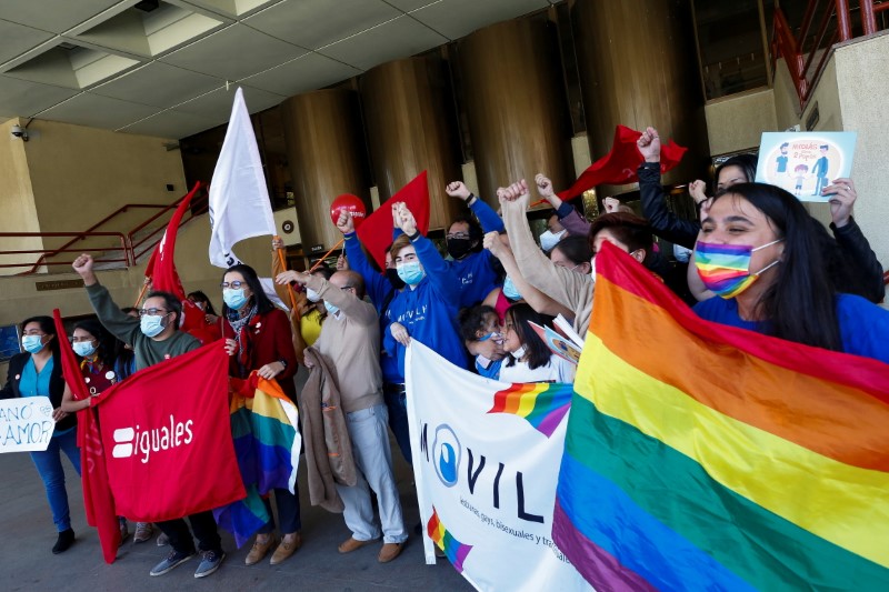 &copy; Reuters.   １２月７日、 チリの上下両院は同性婚を合法化する法案を圧倒的多数で可決した。写真は議会会で法案可決を歓迎する人々（２０２１年　ロイター/Rodrigo Garrido）
