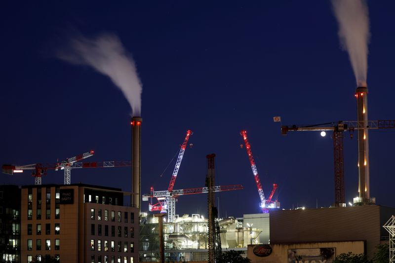 &copy; Reuters. フランス中央銀行は７日、今年第４・四半期の経済成長の前期比見通しを前月時点の予測プラス０．７５％からやや下方修正すると発表した。写真は２０２０年４月、パリで撮影（２０２１