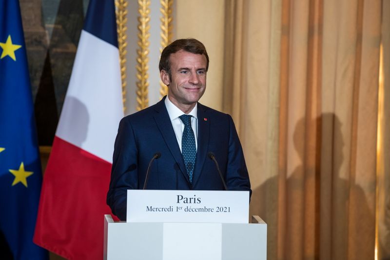&copy; Reuters. 　１２月７日、調査会社エラブは、来年４月のフランス大統領選について、保守中道系野党・共和党の候補に決まったペクレス氏（５４）が決戦投票でマクロン大統領（写真）に勝利する勢