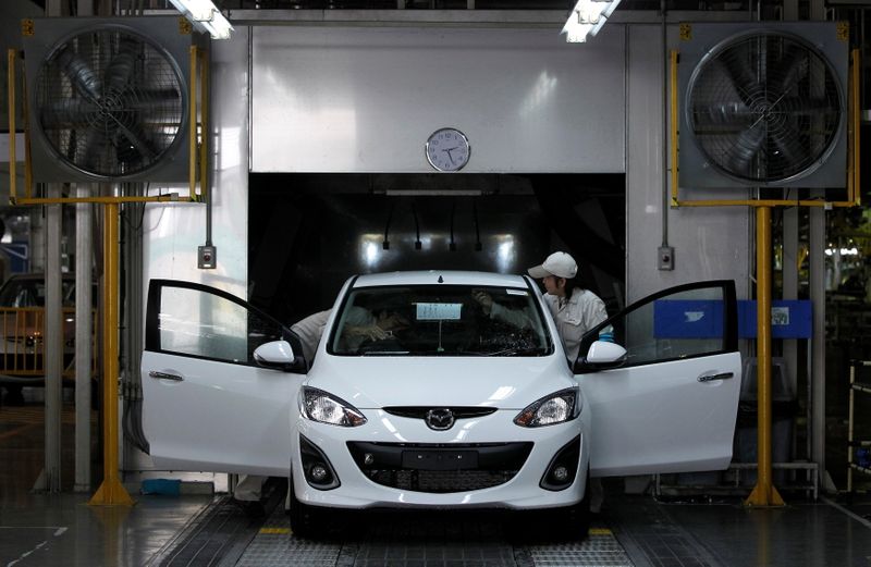 © Reuters. FILE PHOTO: Employees work at an assembly line in AutoAlliance Thailand, a Ford and Mazda joint venture plant, located in Rayong province, east of Bangkok September 17, 2013. REUTERS/Chaiwat Subprasom