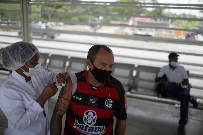 &copy; Reuters. FOTO DE ARCHIVO: Un hombre recibe una dosis de la vacuna de COVID-19 en Rio dwe Janeiro, Brasil, el 27 de octubre de 2021. REUTERS/Pilar Olivares