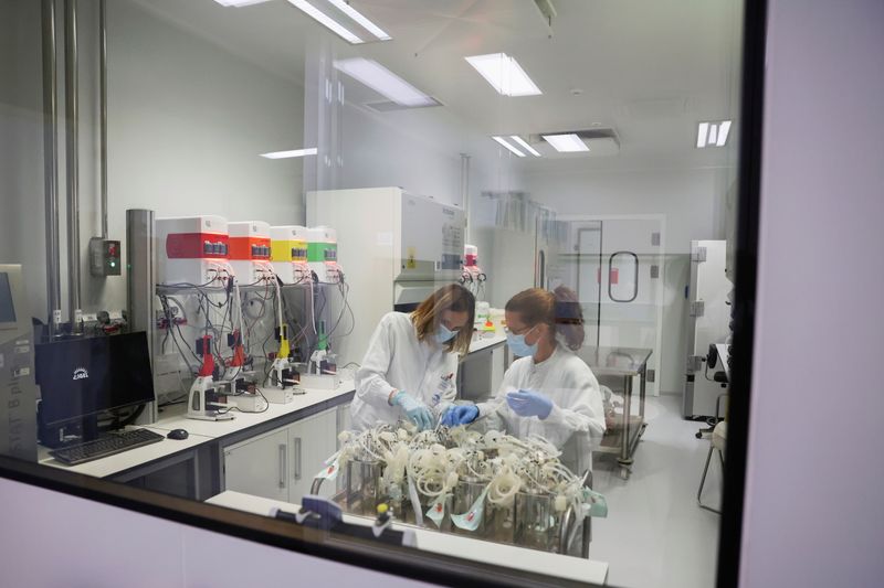 &copy; Reuters. FOTO DE ARCHIVO: Empleadas de laboratorio de la empresa farmacéutica española Hipra trabajan en su sede en Amer, cerca de Girona, España, 2 de diciembre de 2021. REUTERS/Nacho Doce