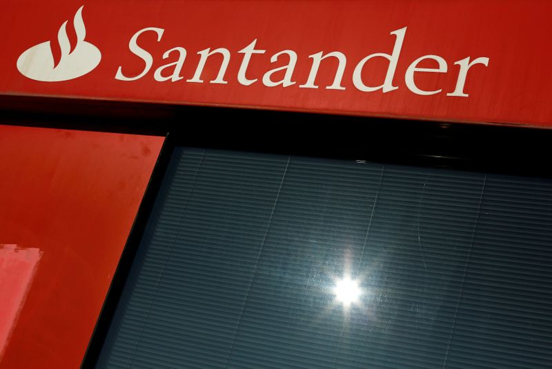 &copy; Reuters. FOTO DE ARCHIVO: Un logotipo del Santander se ve en una sucursal en la capital andaluza de Sevilla, sur de España 27 de enero de 2016.  REUTERS/ Marcelo del Pozo