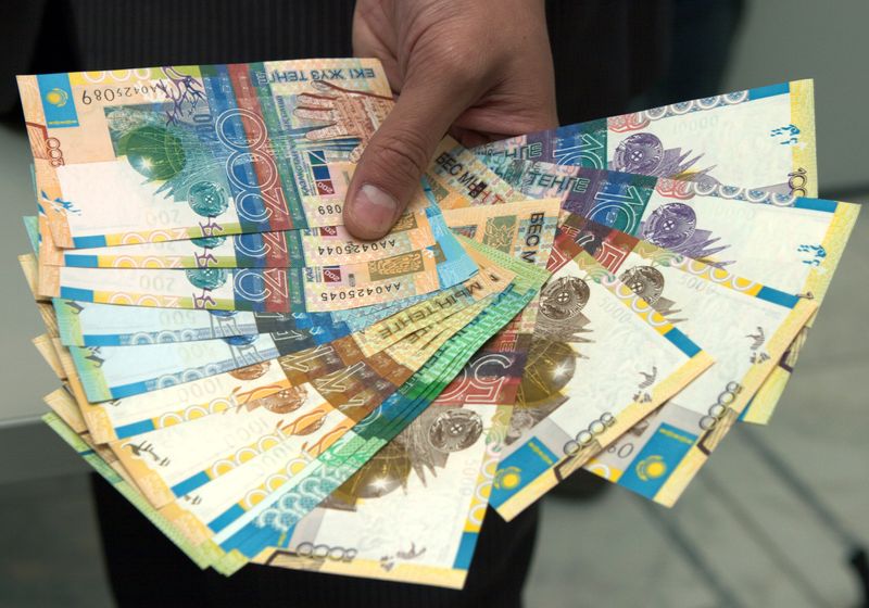 &copy; Reuters. A Kazakh National Bank employee shows a set of Kazakhstan's new tenge notes during an official presentation in Almaty in this August 28, 2006 file photo. The Kazakhstan central bank has misspelled the word "bank" on its new notes, officials said on Octobe