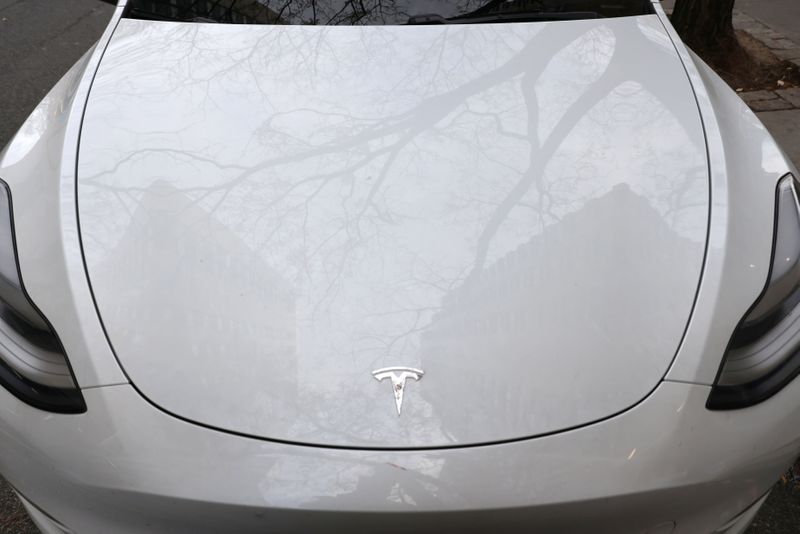 © Reuters. FILE PHOTO: A Tesla electric vehicle is seen in Manhattan, New York, U.S., December 7, 2021. REUTERS/Andrew Kelly/File Photo