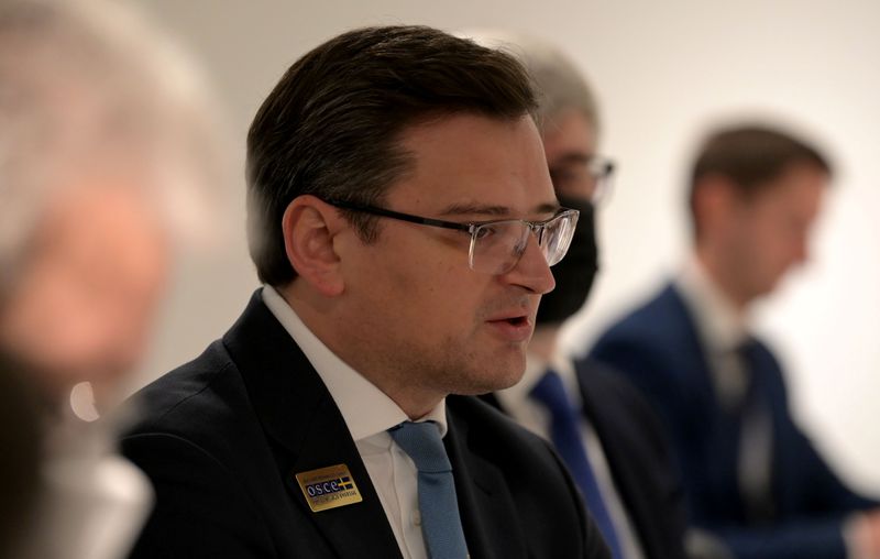 &copy; Reuters. FILE PHOTO: Ukrainian Foreign Minister Dmytro Kuleba attends a meeting with the US Secretary of State in Stockholm, Sweden December 2, 2021. Jonathan Nackstrand/Pool via REUTERS