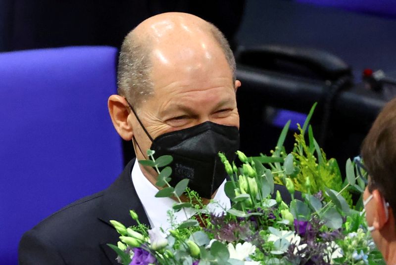 &copy; Reuters. Il neoeletto cancelliere tedesco Olaf Scholz riceve fiori durante la sessione del Bundestag per l'elezione del nuovo cancelliere, a Berlino, Germania, 8 dicembre 2021. REUTERS/Fabrizio Bensch
