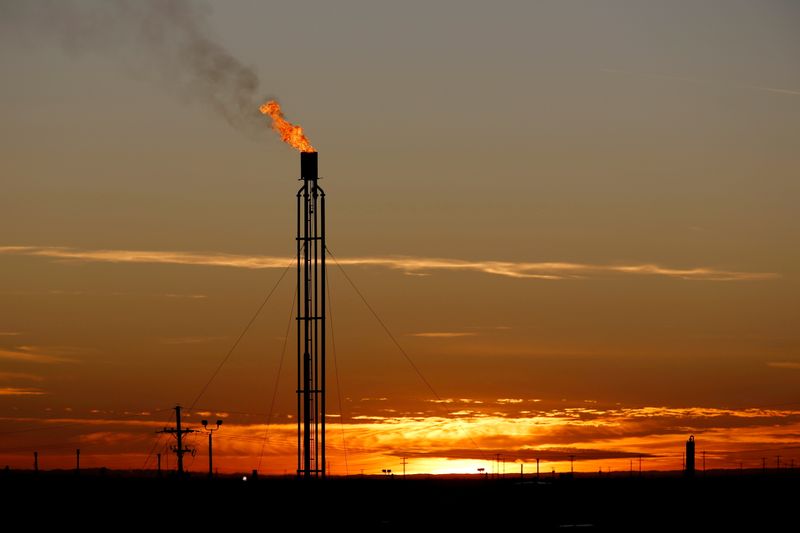 &copy; Reuters. Una antorcha quema el exceso de gas natural en la Cuenca Pérmica en el condado de Loving, Texas