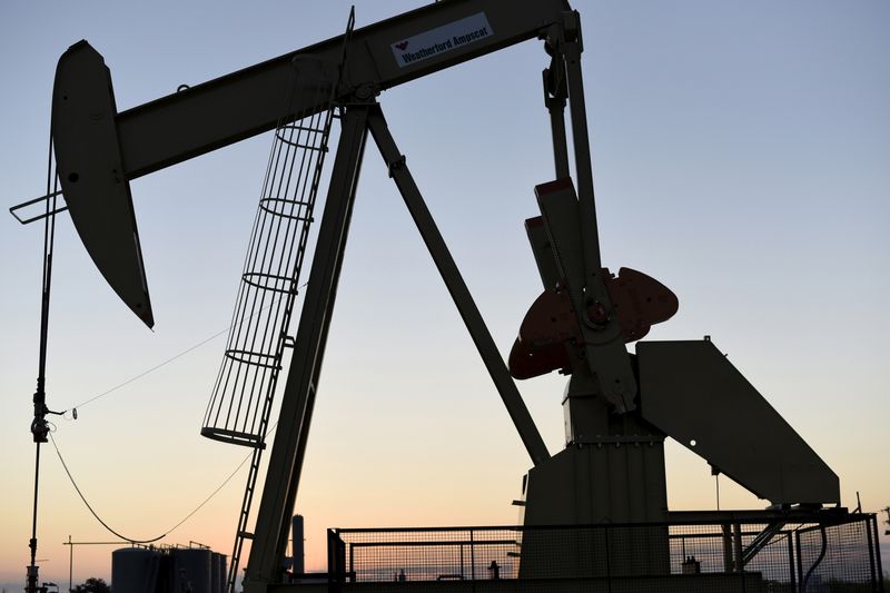 Petróleo se estabiliza cerca de 75 dólares mientras inversores evalúan el impacto de ómicron