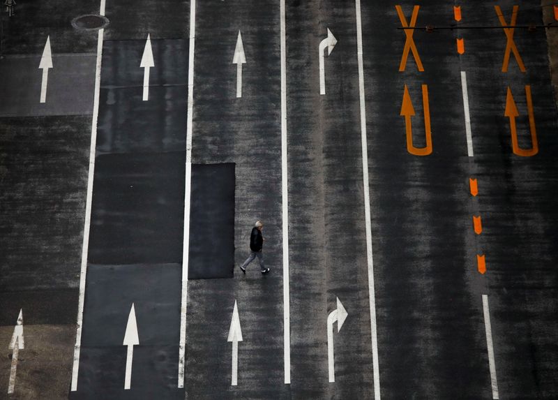 © Reuters. A man walks on an empty road, amid the coronavirus disease (COVID-19) pandemic, in Tokyo, Japan December 8, 2021. REUTERS/Issei Kato