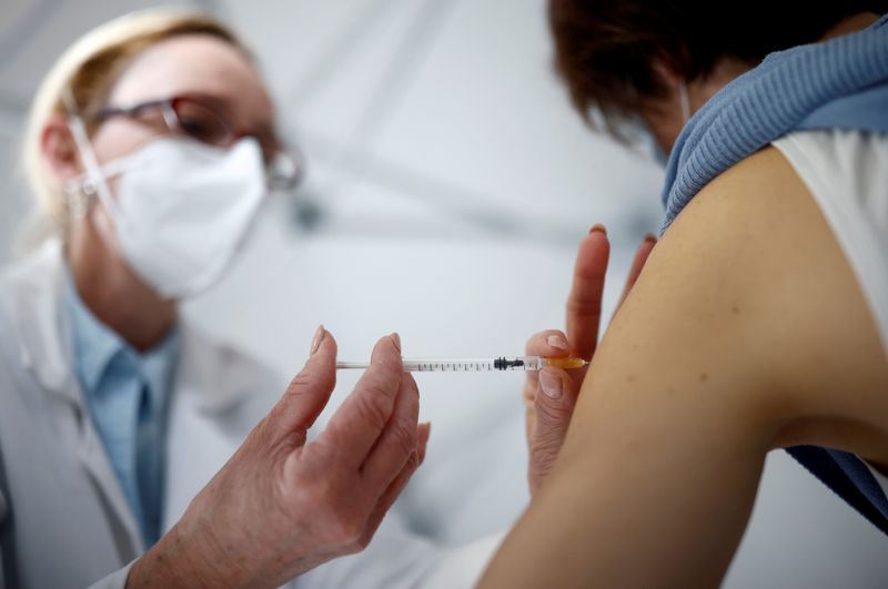 &copy; Reuters. FOTO DE ARCHIVO: Una enfermera administra la vacuna contra el COVID-19 de Oxford-AstraZeneca a un miembro del personal médico en un centro de vacunación contra la enfermedad del coronavirus (COVID-19) en La Baule, Francia, 17 de febrero de 2021. REUTERS