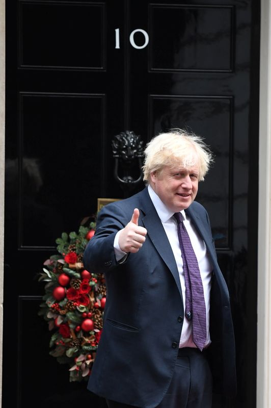 &copy; Reuters. رئيس الوزراء البريطاني بوريس جونوسن أمام مقر إقامته في لندن يوم 3 ديسمبر كانون الأول 2021. صورة لرويترز من ممثل عن وكالات الأنباء
