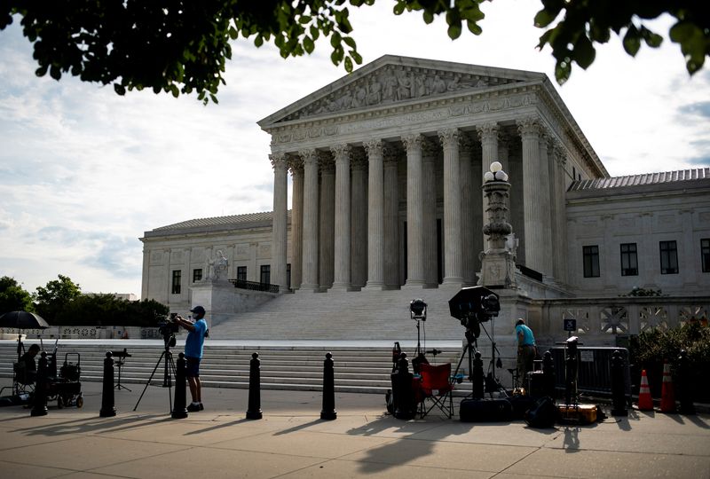 &copy; Reuters. FILE PHOTO: Members of the media set up in front of the U.S. Supreme Court building in Washington, U.S., June 25, 2020. REUTERS/Al Drago