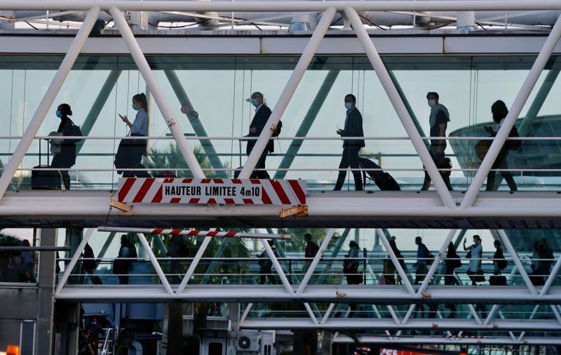 &copy; Reuters. مسافرون بصدد الصعود إلى طائرة في مطار بفرنسا يوم 1 أكتوبر تشرين الأول 2021. رويترز