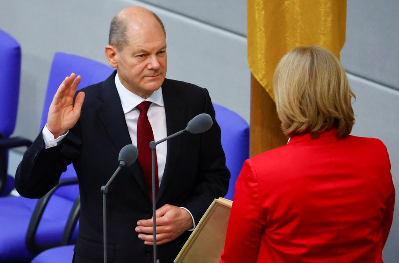 &copy; Reuters. Olaf Scholz presta juramento como novo chanceler da Alemanha no Parlamento em Berlim
08/12/2021 REUTERS/Fabrizio Bensch