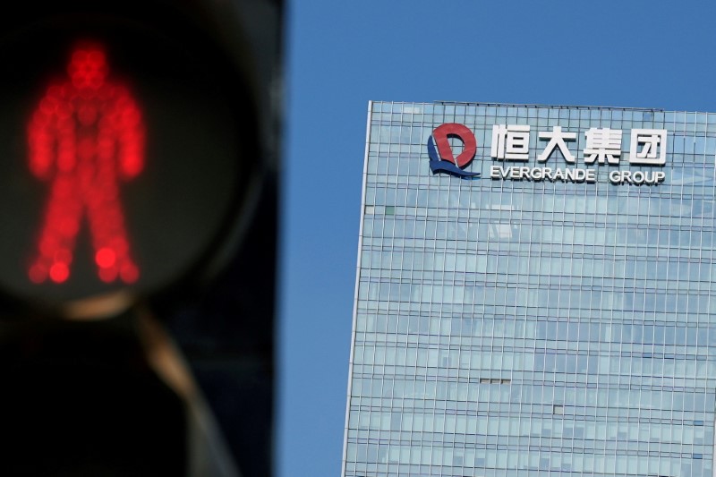 &copy; Reuters. Semáforo é visto perto da sede do Grupo China Evergrande em Shenzhen, província de Guangdong, China, 26 de setembro de 2021. REUTERS/Aly Song