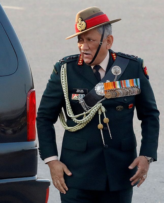 &copy; Reuters. الرئيس يبين رئيس هيئة أركان الدفاع في الهند في صورة من أرشيف رويترز. 