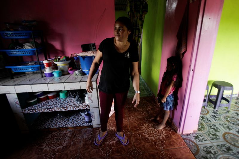 &copy; Reuters. La productora de café María Bonilla, cuyos 4 hijos se embarcaron en el peligroso viaje a  Estados Unidos, en la cocina de su casa en una finca cafetalera en El Laurel, en el estado de Olancho, Honduras el 22 de septiembre de 2021. Foto tomada el 22 de s