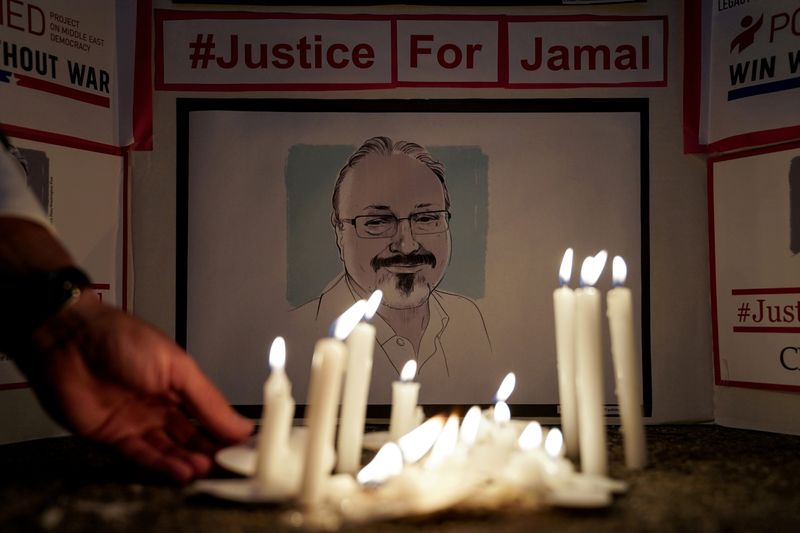 &copy; Reuters. Imagen de archivo de activistas del Comité para la Protección de los Periodistas y otras organizaciones por la libertad de prensa realizando una vigilia con velas frente a la embajada saudí para conmemorar el asesinato del periodista Jamal Khashoggi, e