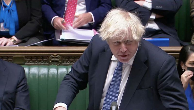 &copy; Reuters. Premiê britânico, Boris Johnson, durante sessão de debates no Parlamento em Londres
08/12/2021 Reuters TV via REUTERS