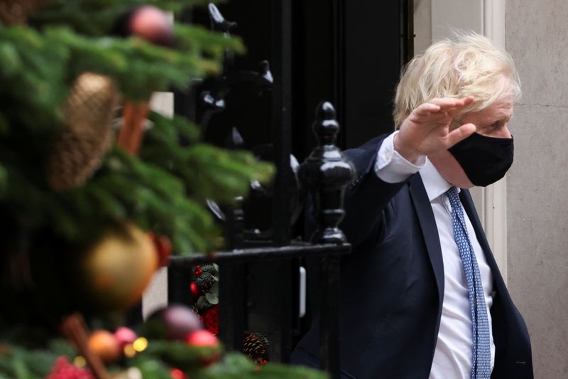 &copy; Reuters. رئيس الوزراء البريطاني بوريس جونسون يغادر مقر إقامته في لندن يوم الأربعاء. تصوير: توم نيكلسون - رويترز