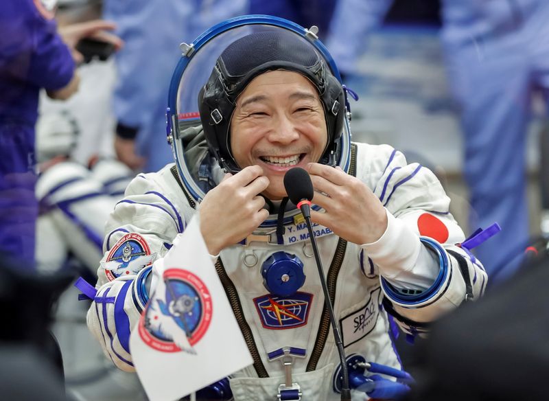 &copy; Reuters. الملياردير الياباني يوساكو مايزاوا يتحدث مع عائلته قبل الاقلاع إلى محطة الفضاء الدولية يوم الأربعاء من قاعدة بايكونور بقازاخستان. رويترز