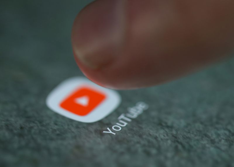 &copy; Reuters. FILE PHOTO: The YouTube app logo is seen on a smartphone in this picture illustration taken September 15, 2017. REUTERS/Dado Ruvic/Illustration