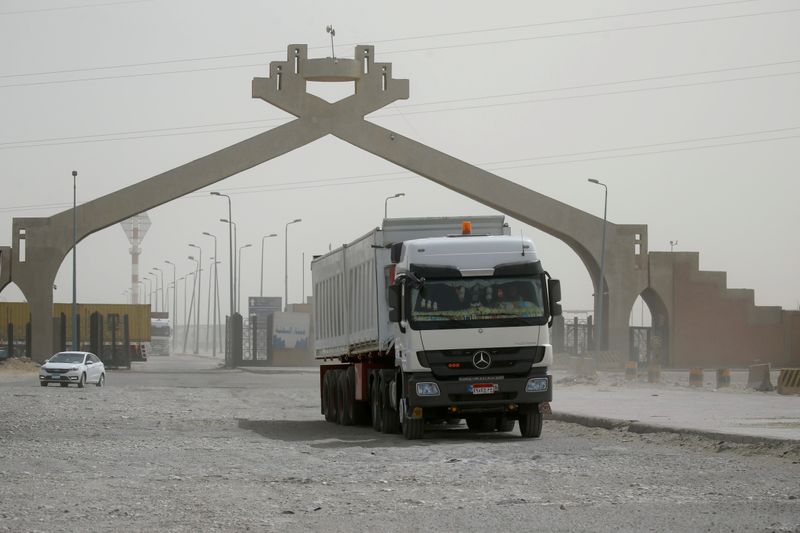 &copy; Reuters. شاحنة تعبر البوابة الرئيسية لميناء العين السخنة في طقس مليء بالأتربة يوم 24 مارس آذار 2021. تصوير: عمرو عبد الله دلش- رويترز.