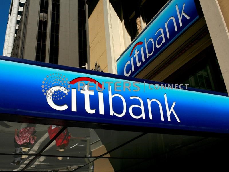&copy; Reuters. Pessoas caminham sob o logotipo de uma agência do Citibank no distrito financeiro de San Francisco, Califórnia, 17 de julho de 2009. REUTERS/Robert Galbraith