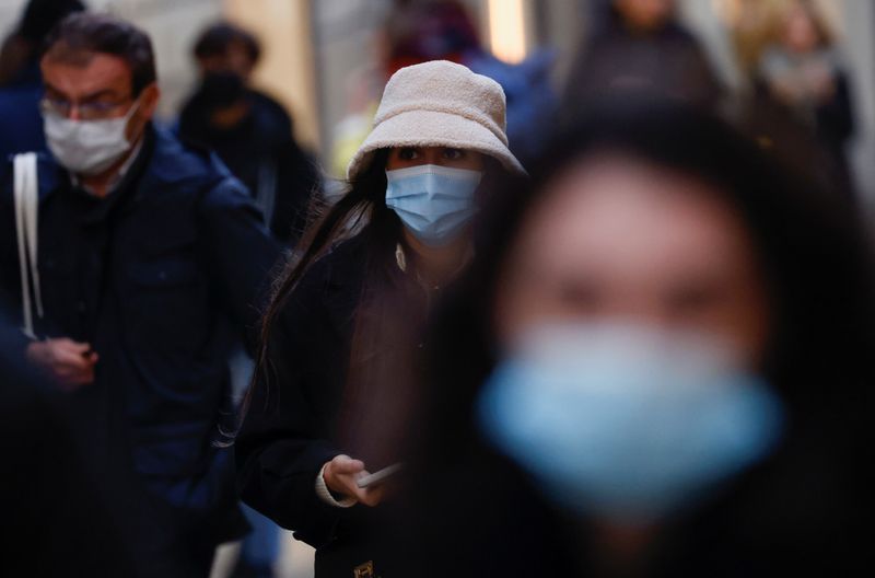 &copy; Reuters. Pessoas usando máscaras de proteção caminham em Nantes, na França
07/12/2021 REUTERS/Stephane Mahe