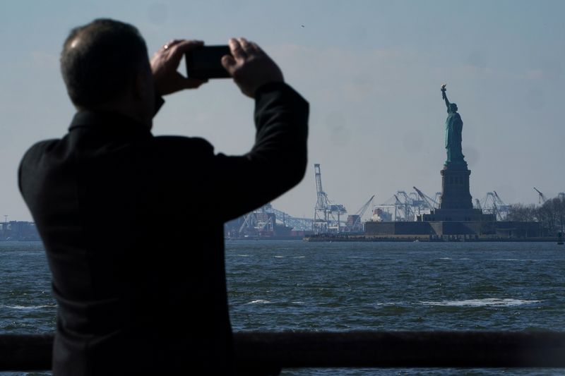 &copy; Reuters. ＪＰモルガンは８日、２０２２年には新型コロナウイルスのパンデミック（世界的な大流行）が終息し、世界経済は完全に回復するとの見通しを発表した。２０２０年１月撮影（２０２１年