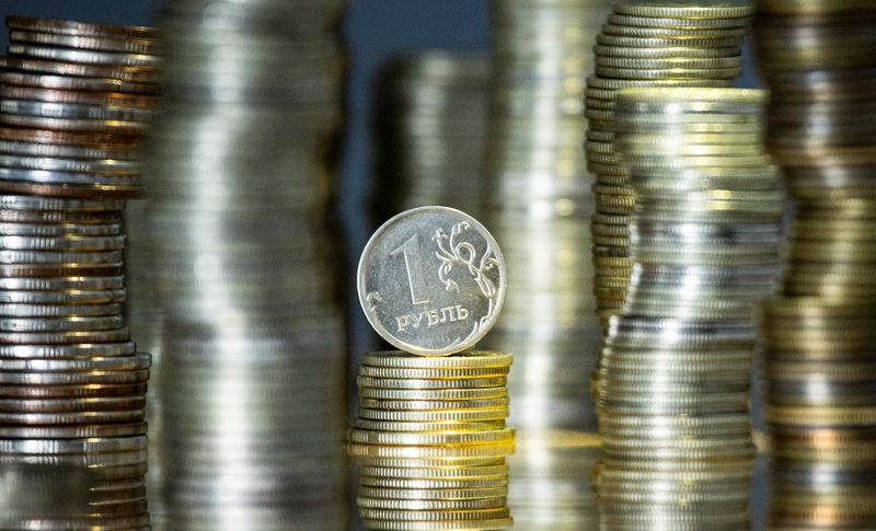 &copy; Reuters. A view shows Russian rouble coins in this illustration picture taken March 25, 2021. REUTERS/Maxim Shemetov/Illustration