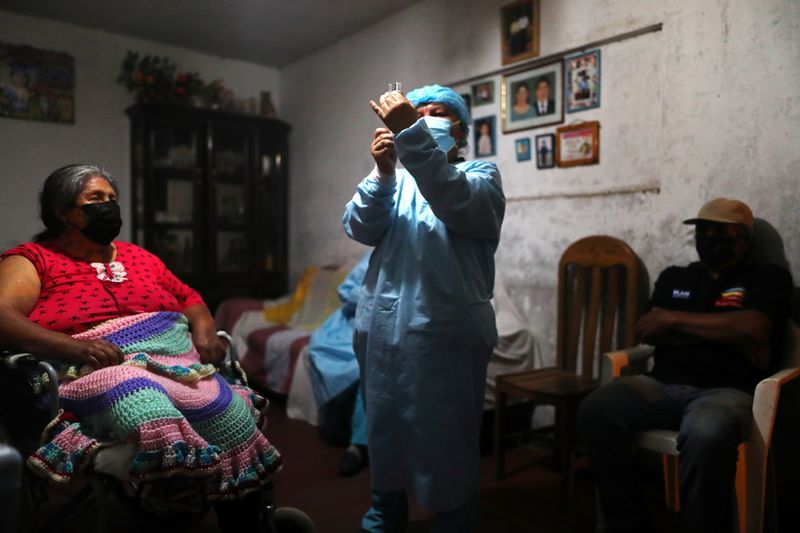 © Reuters. A healthcare worker administers a dose of the Pfizer-BioNTech coronavirus disease (COVID-19) vaccine to a woman during an initiative to vaccinate people over 12 years old, in Lima, Peru December 6, 2021. REUTERS/Sebastian Castaneda 