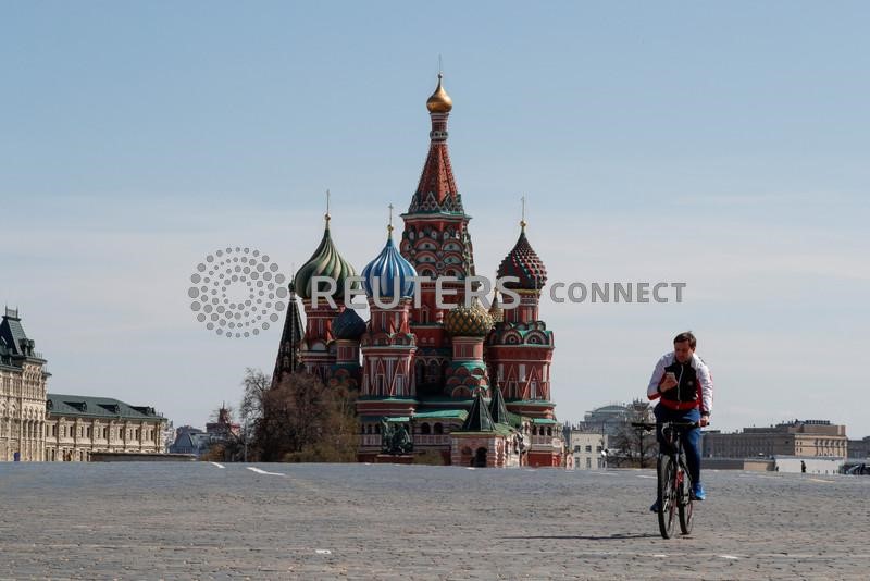 &copy; Reuters. Homem anda de bicicleta ao longo de uma Praça Vermelha vazia, perto da Catedral de São Basílio, no centro de Moscou, Rússia, 1º de maio de 2020. REUTERS/Shamil Zhumatov