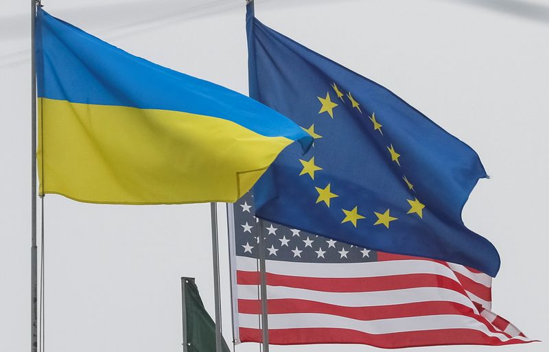 &copy; Reuters. La bandiera dell'Ucraina, dell'Unione europea e degli Stati Uniti nel centro di Kiev, in Ucraina, 6 dicembre 2021. REUTERS/Gleb Garanich