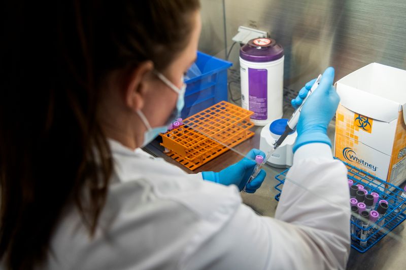 &copy; Reuters. Una tecnóloga de microbiología analiza muestras de pacientes para detectar la enfermedad del coronavirus (COVID-19) en el Centro Médico Wexner en Columbus, Ohio, Estados Unidos. 6 de diciembre de 2021.  REUTERS/Gaelen Morse 