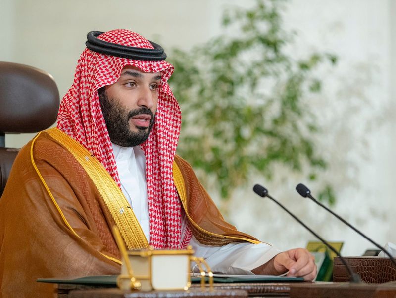 &copy; Reuters. ولي العهد السعودي الأمير محمد بن سلمان يتحدث في الرياض يوم 23 اكتوبر تشرين الأول 2021. صورة من الديوان الملكي السعودي.