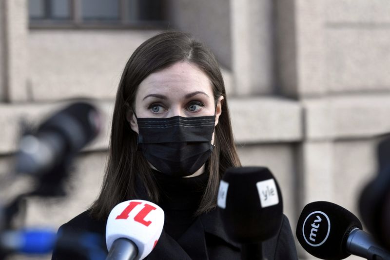 &copy; Reuters. La Première ministre finlandaise Sanna Marin et deux membres de son gouvernement ont fait fi au cours du week-end des directives de mise à l'isolement en cas de contact avec une personne contaminée par le COVID-19. /Photo prise le 8 décembre 2021/REUT