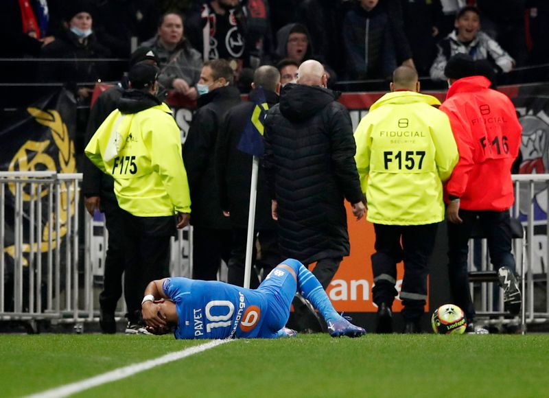 &copy; Reuters. باييه لاعب مرسيليا على الأرض متألما بعد اصابته بقارورة مياه خلال مباراة امام ليون بدوري الدرجة الاولى الفرنسي لكرة القدم يوم 21 نوفمبر تشرين