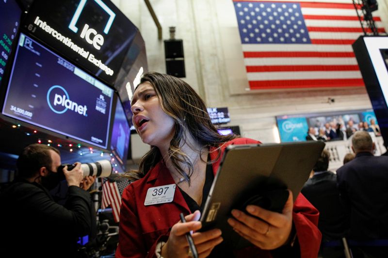 &copy; Reuters. Operadores trabalham na Bolsa de Nova York
08/12/2021
REUTERS/Brendan McDermid
