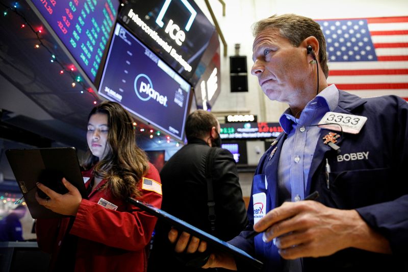 &copy; Reuters. متعاملون أثناء التداول في بورصة نيويورك يوم الاربعاء. تصوير: بريندان مكدرميد - رويترز. 