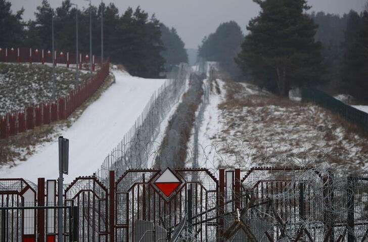 &copy; Reuters. １２月８日、チェコ政府は、ポーランドに最大１５０人の軍兵士を派遣し、ベラルーシからの移民流入を防ぐ対策を支援することを決めた。写真はポーランドとベラルーシの国境に設置され