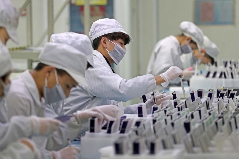 &copy; Reuters. Workers are seen at a production line manufacturing solar photovoltaic components at a factory in Huzhou, Zhejiang province, China February 12, 2019. Picture taken February 12, 2019. Lin Yunlong/Zhejiang Daily via REUTERS ATTENTION EDITORS - THIS IMAGE WA
