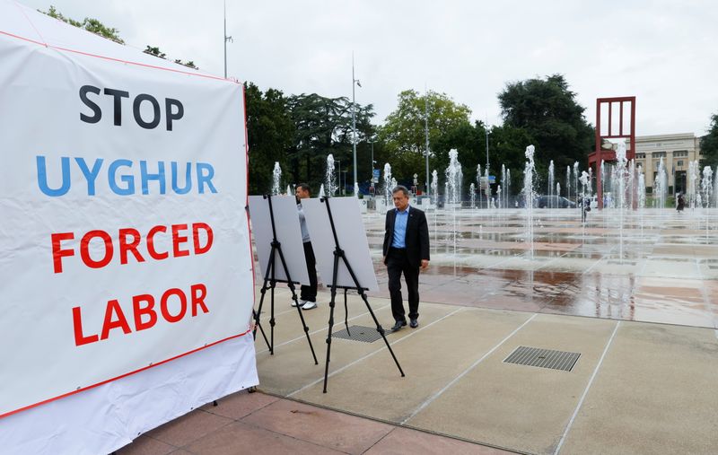 &copy; Reuters. لافتة باللغة الإنجليزية تطالب بإنهاء السخرة في إقليم شينجيانغ بالصين في إطار معرض للصور أمام مقر الأمم المتحدة في جنيف بسويسرا يوم 16 سبتمبر