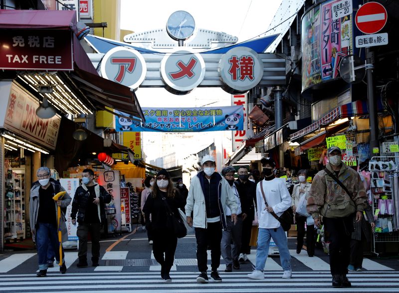 &copy; Reuters. FILE PHOTO: Pedestrians wearing protective masks, amid the coronavirus disease (COVID-19) outbreak, make their way at the Ameyoko shopping district in Tokyo, Japan, December 1, 2021. REUTERS/Kim Kyung-Hoon