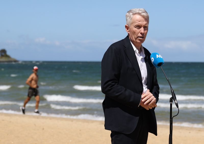 &copy; Reuters. كريج تايلي مدير بطولة أستراليا المفتوحة للتنس يتحدث لوسائل الإعلام من شاطئ برايتون في ملبورن باستراليا يوم 22 فبراير شباط 2021. تصوير: لورين إل